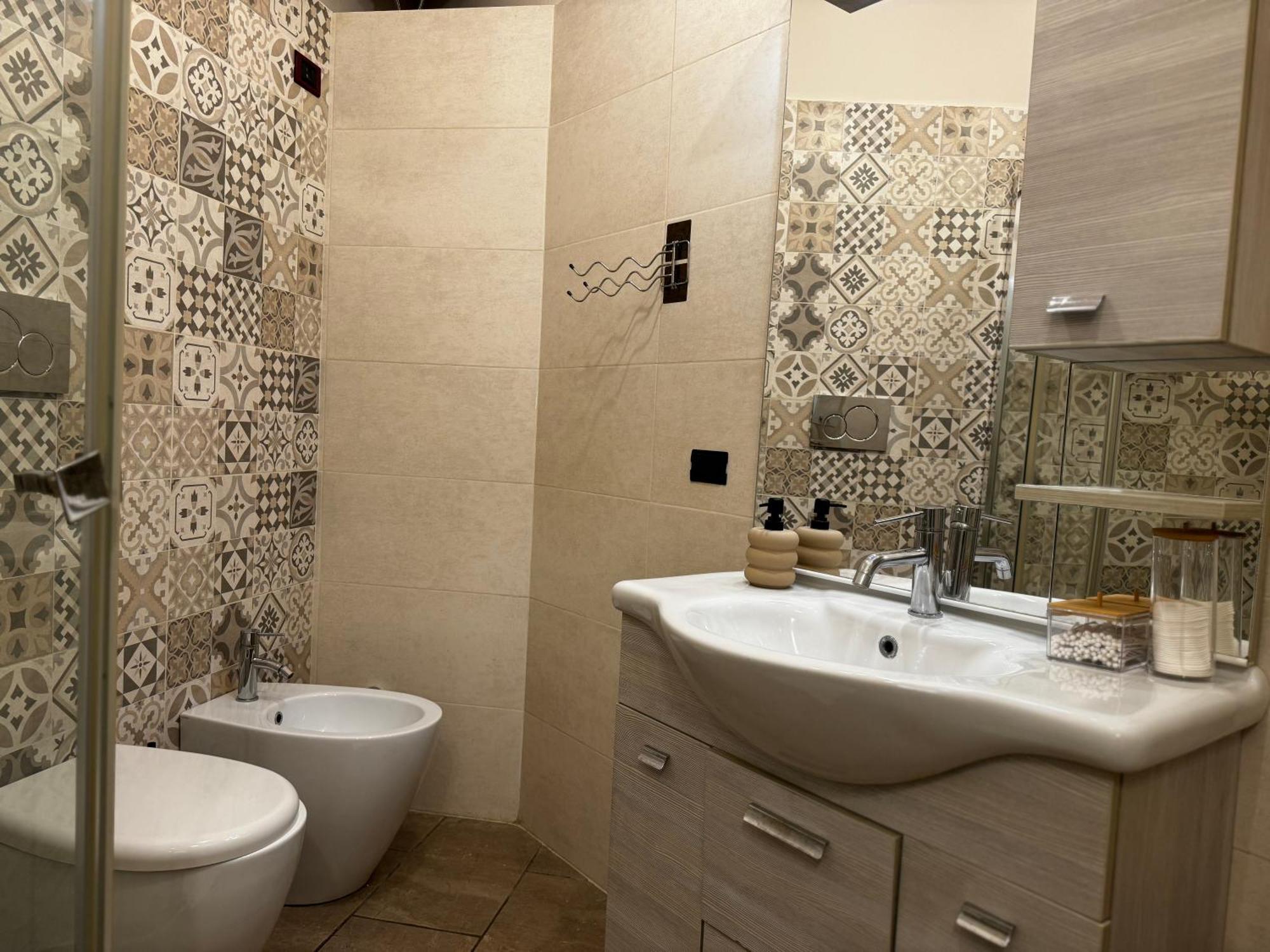 Regina Milano In Verona - Sky Tv, Wifi E Breakfast Box Apartment Bagian luar foto