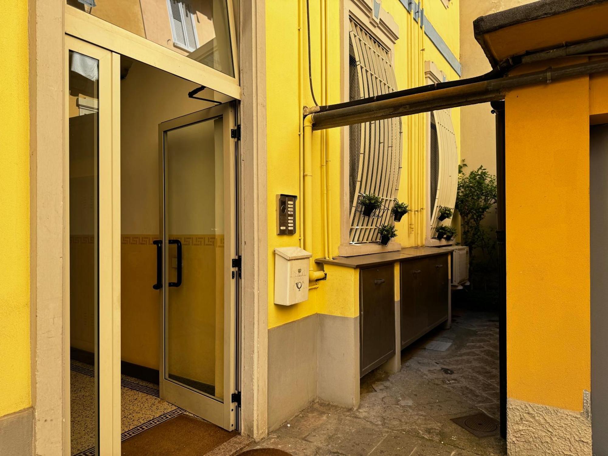 Regina Milano In Verona - Sky Tv, Wifi E Breakfast Box Apartment Bagian luar foto